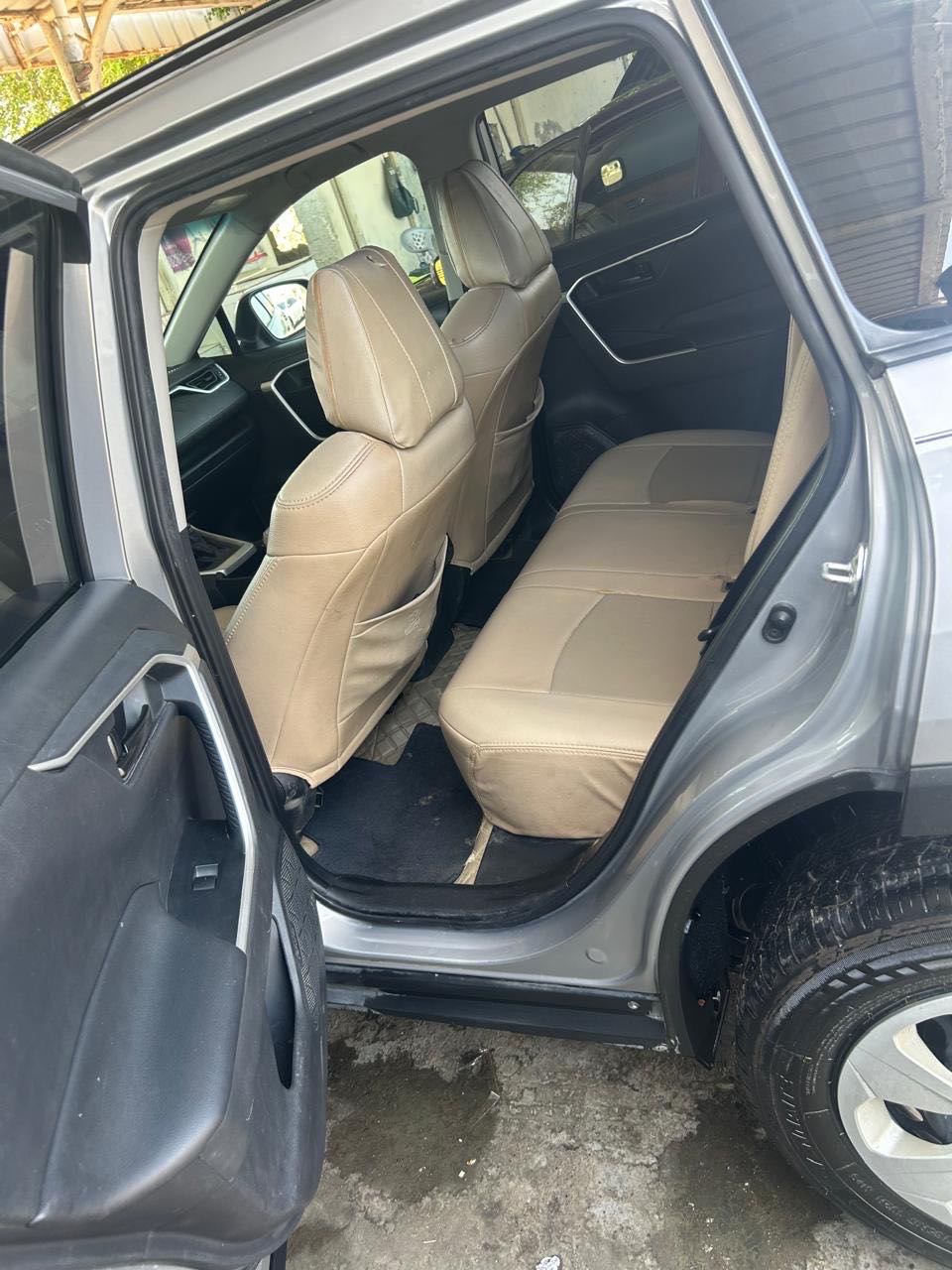 Car Image 2019 TOYOTA RAV4 LE