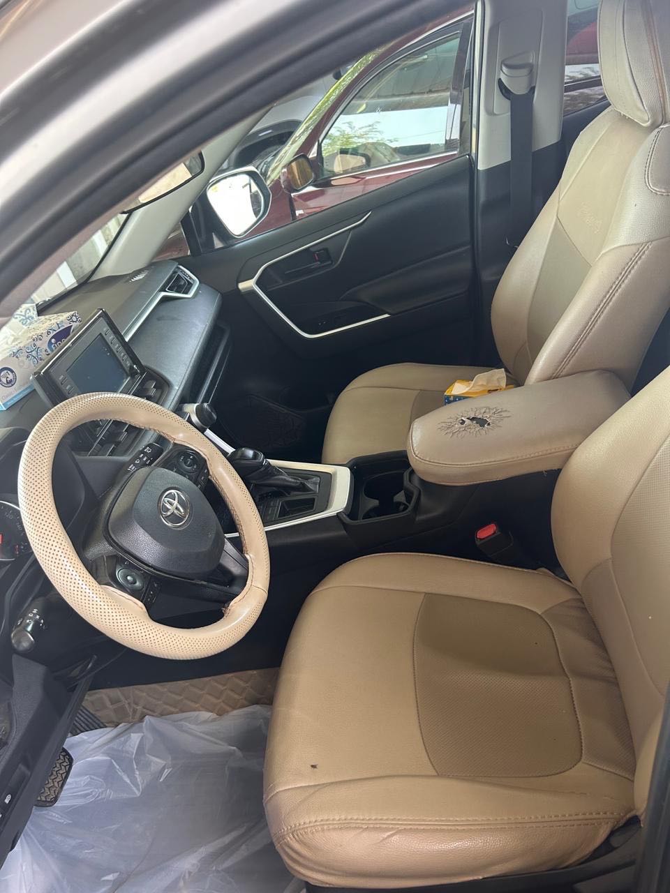 Car Image 2019 TOYOTA RAV4 LE