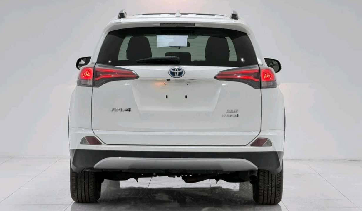 Car Image 2018 TOYOTA RAV4 XLE