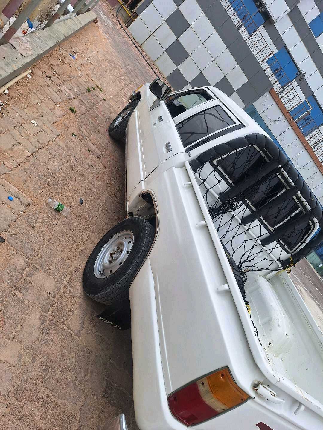 Car Image 1986 TOYOTA HILUX 2.0
