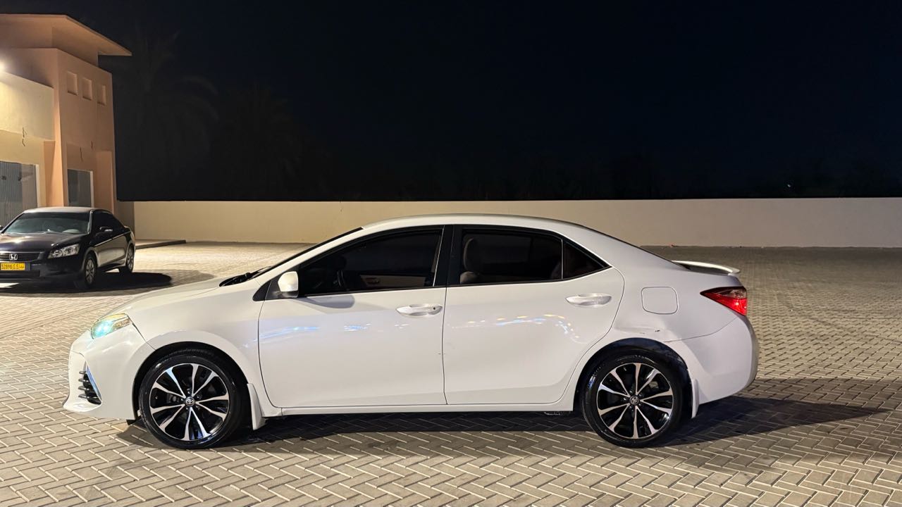 Car Image 2018 TOYOTA COROLLA LE