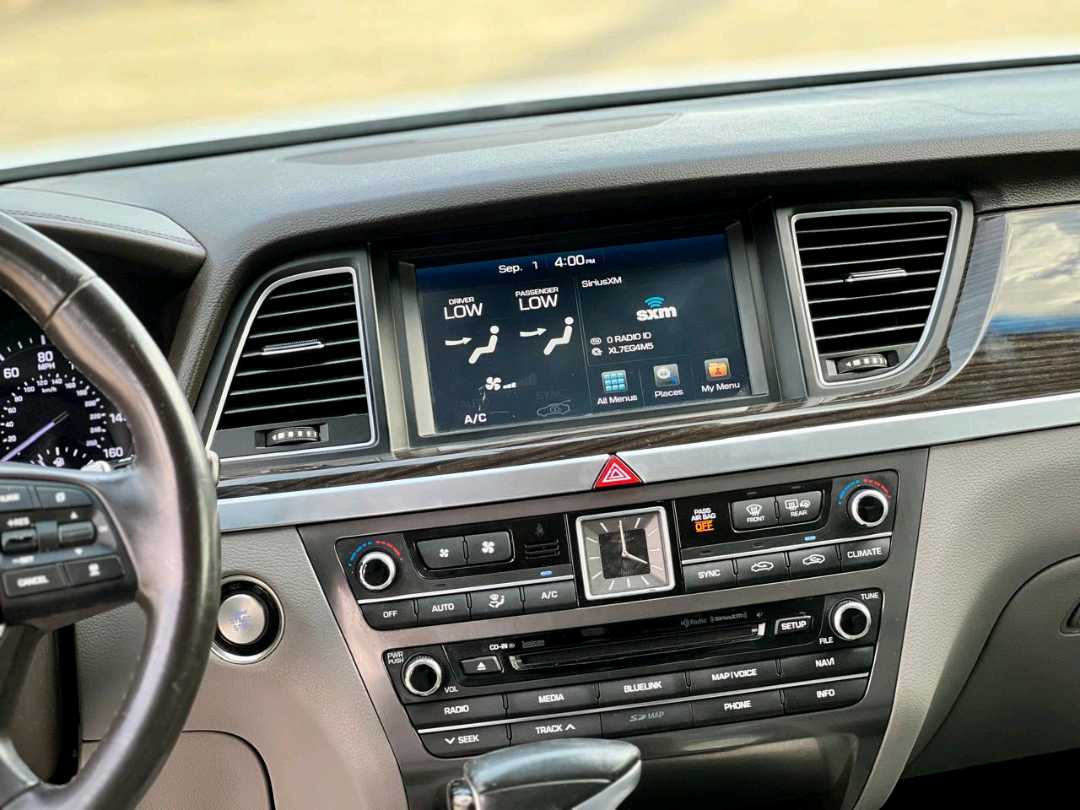 Car Image 2018 HYUNDAI GENESIS 
