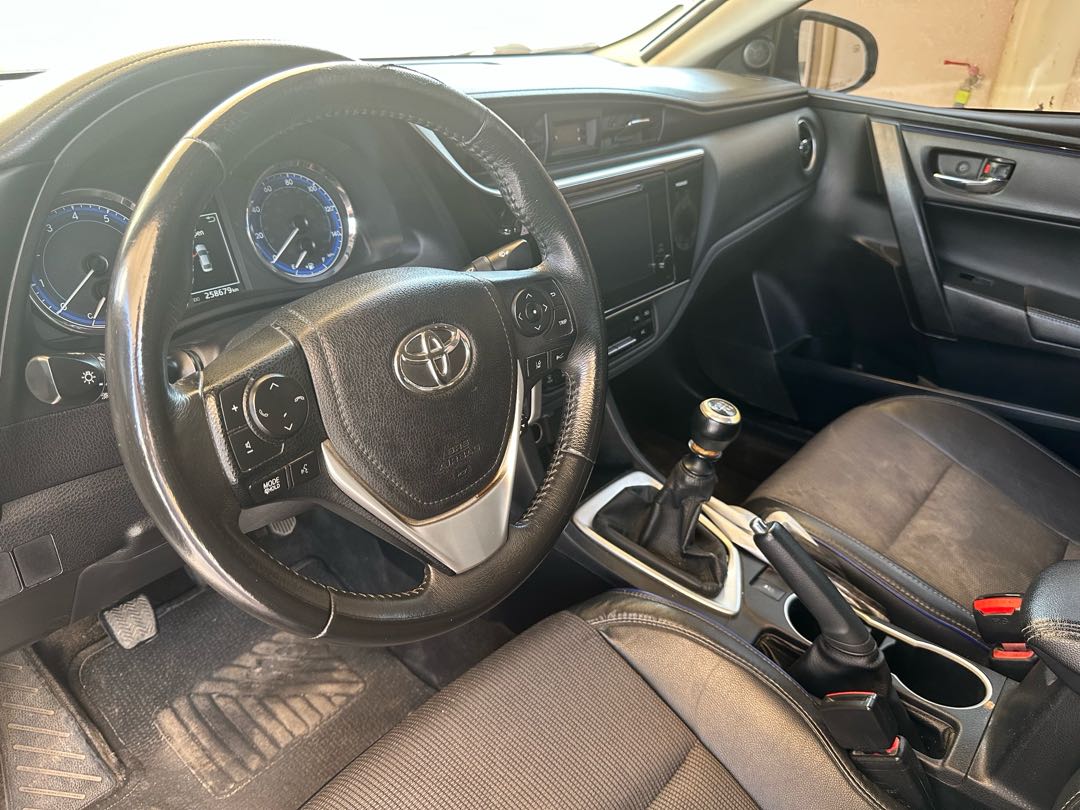 Car Image 2017 TOYOTA COROLLA LE