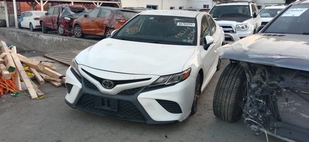 Car Image 2019 TOYOTA CAMRY SE