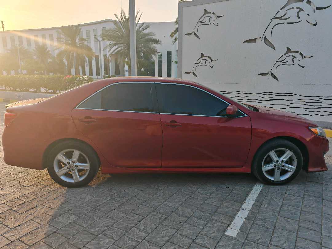 Car Image 2014 TOYOTA CAMRY SE