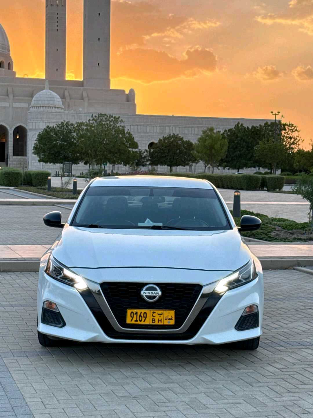 Car Image 2019 NISSAN ALTIMA SR