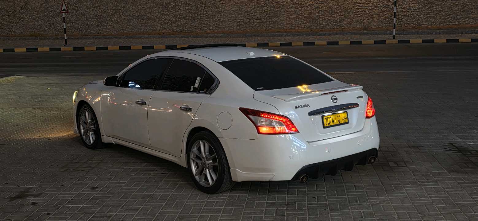 Car Image 2010 NISSAN MAXIMA 