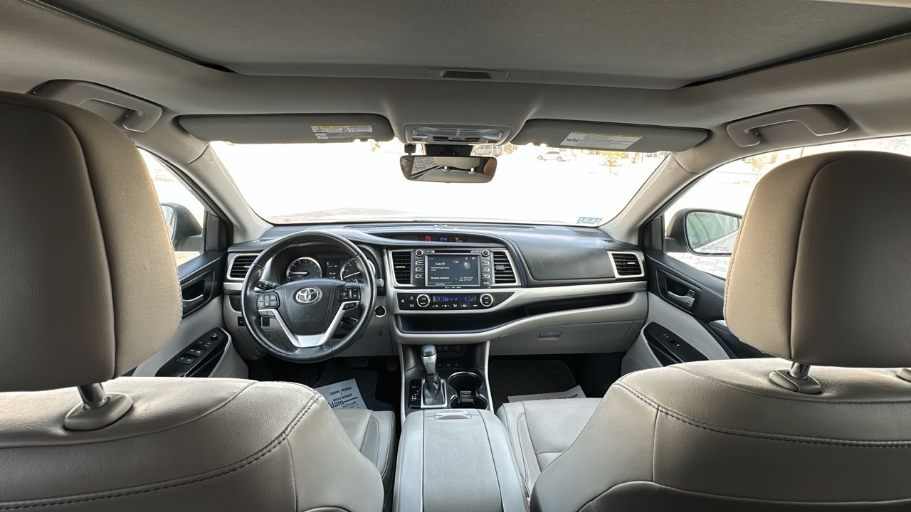 Car Image 2018 TOYOTA RAV4 XLE