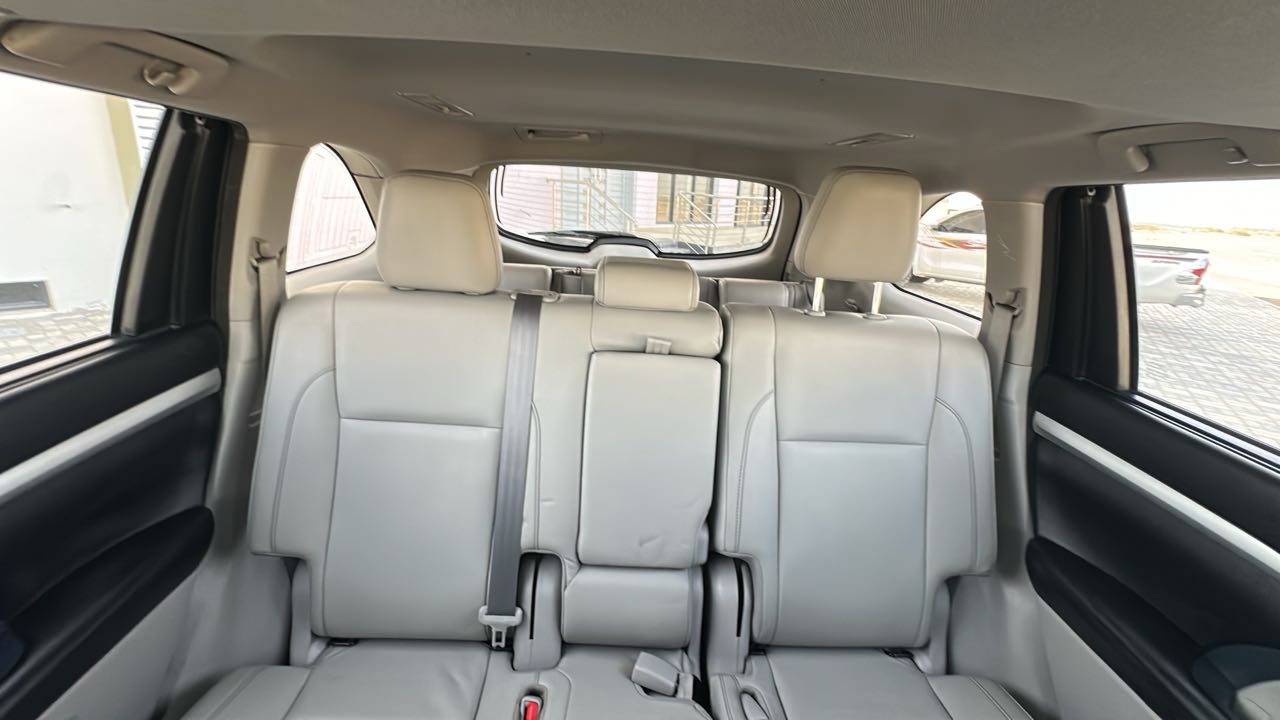 Car Image 2018 TOYOTA RAV4 XLE