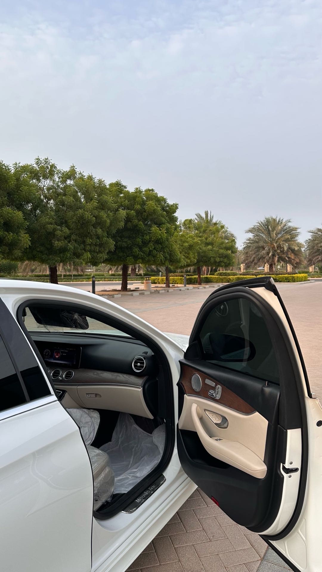 Car Image 2017 MERCEDES E Class 300