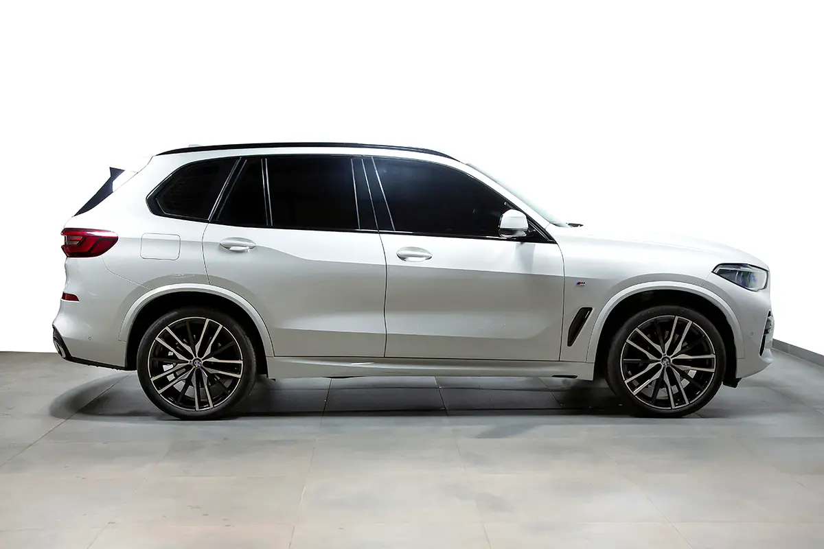Car Image 2023 BMW X5 40