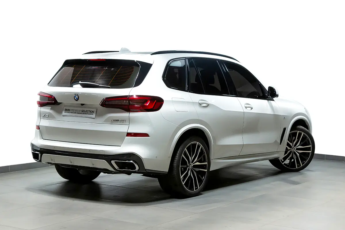 Car Image 2023 BMW X5 40