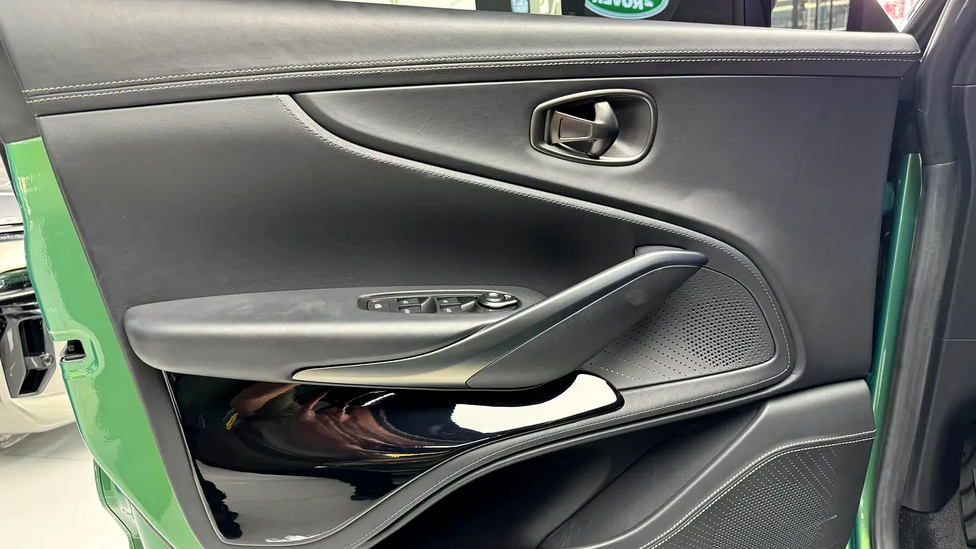 Car Image 2024 ASTON MARTIN DBX 