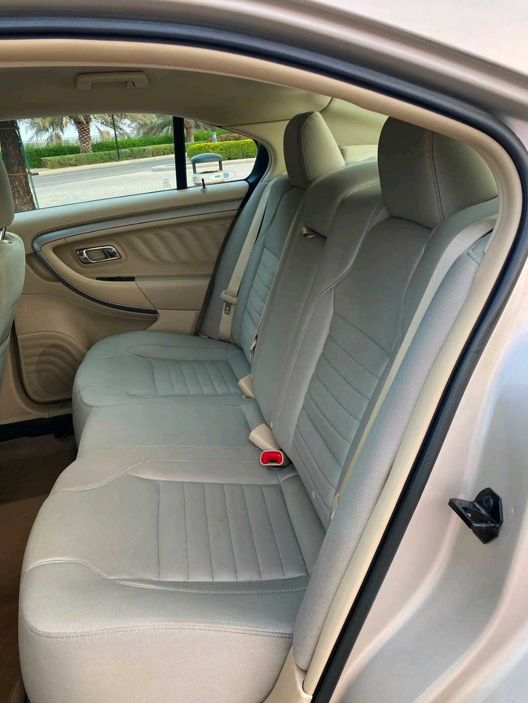 Car Image 2018 FORD TAURUS SEL