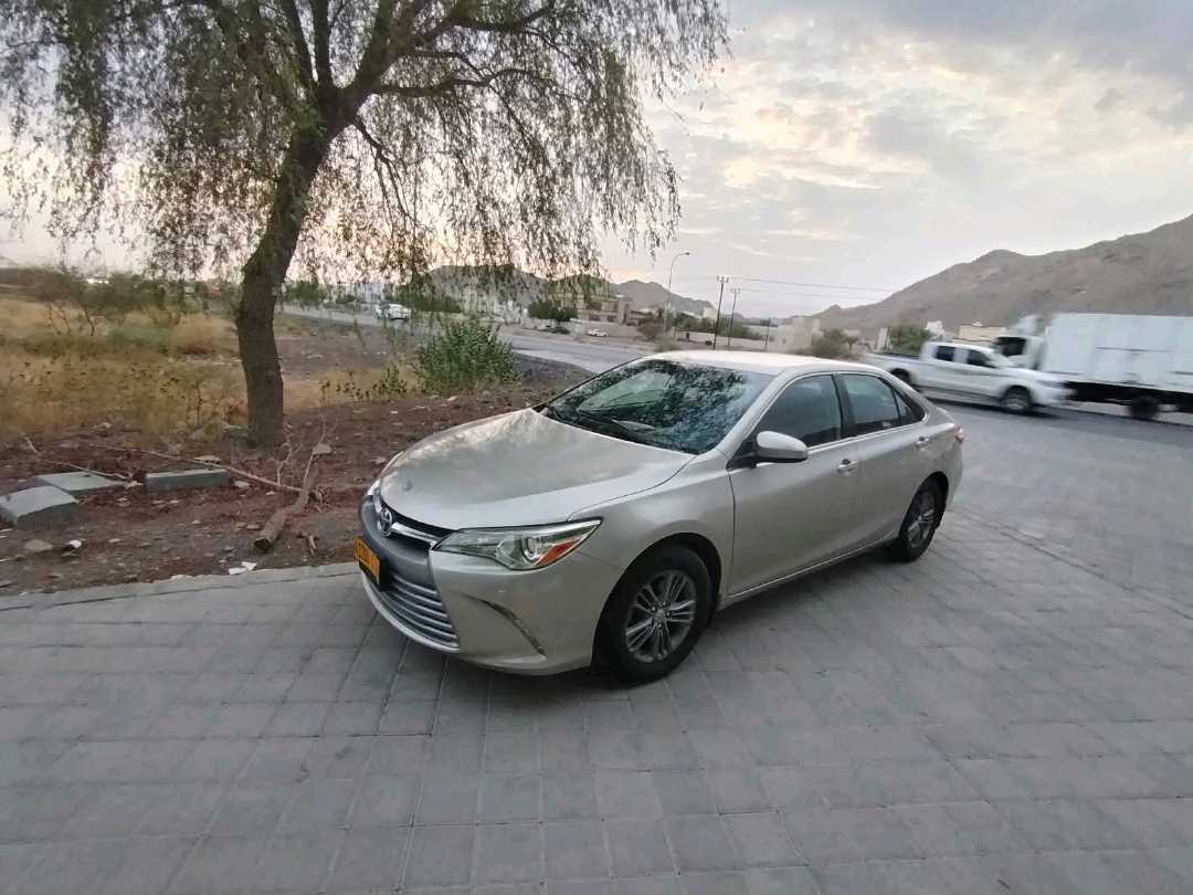 Car Image 2015 TOYOTA CAMRY LE