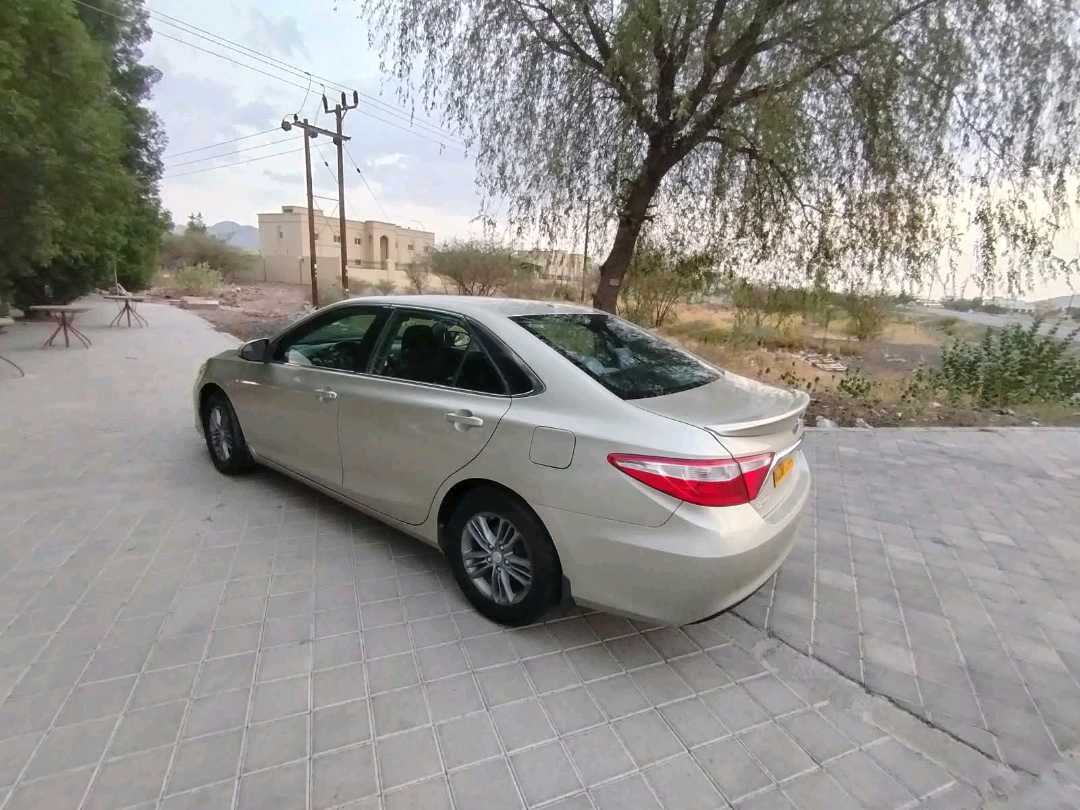 Car Image 2015 TOYOTA CAMRY LE