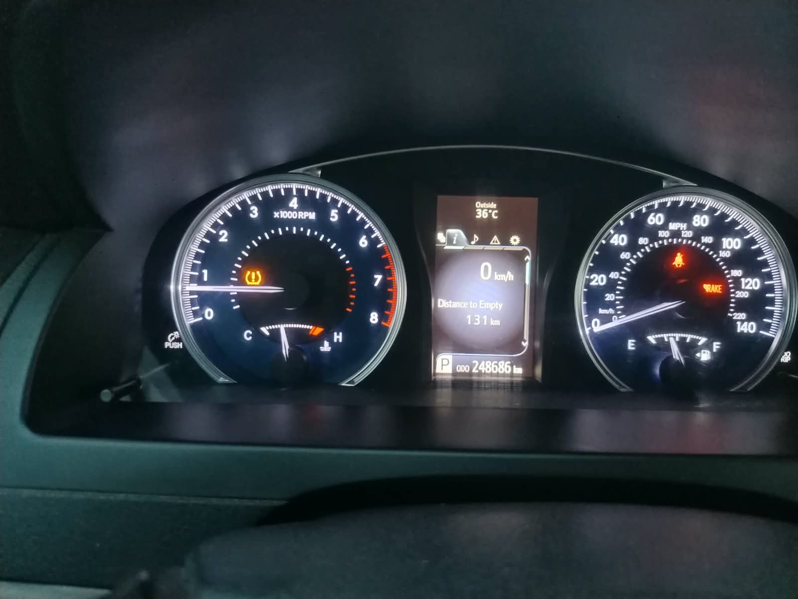 Car Image 2015 TOYOTA CAMRY LE