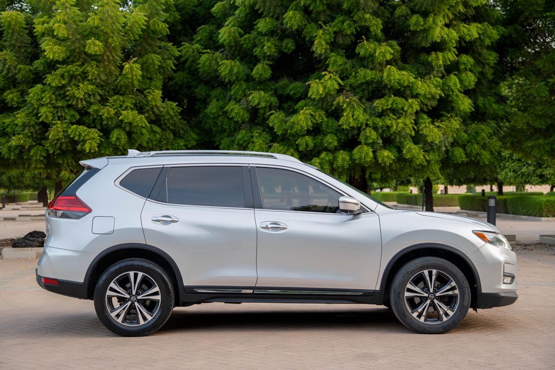 Car Image 2018 NISSAN ROGUE SV