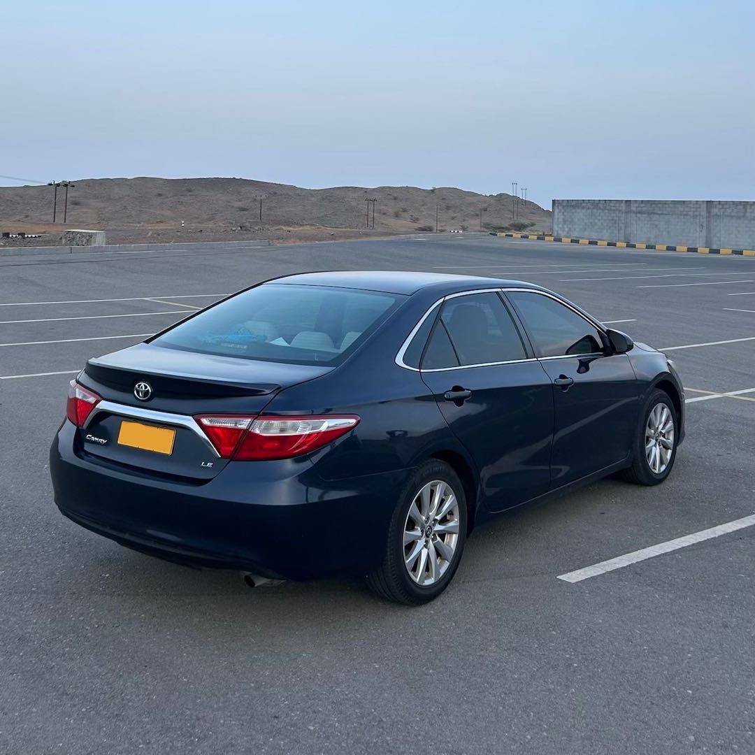 Car Image 2015 TOYOTA CAMRY LE