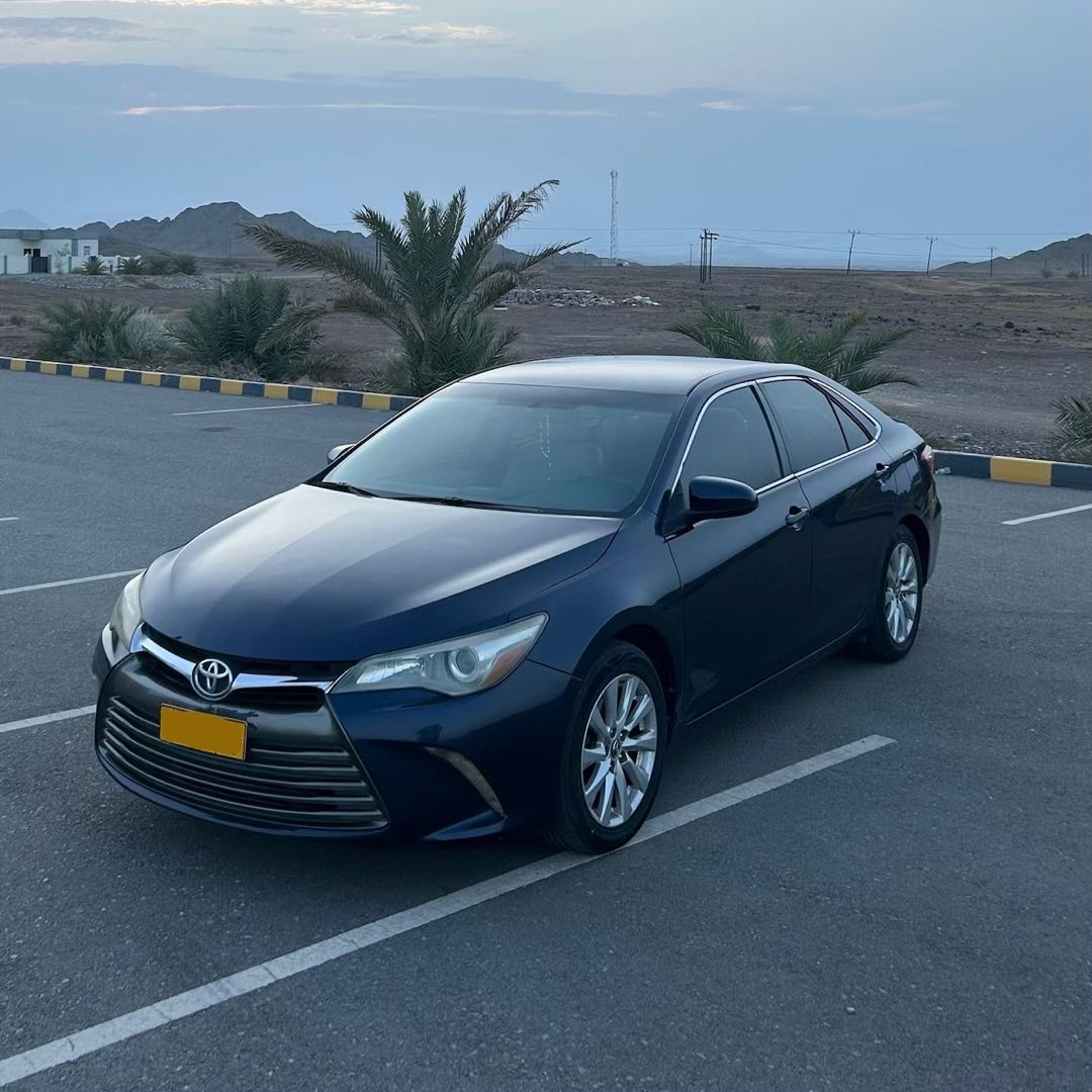 Car Image 2015 TOYOTA CAMRY LE