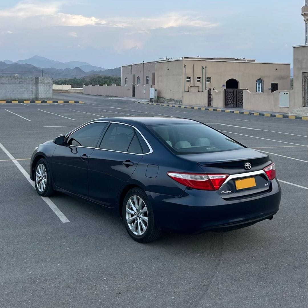 Car Image 2015 TOYOTA CAMRY LE