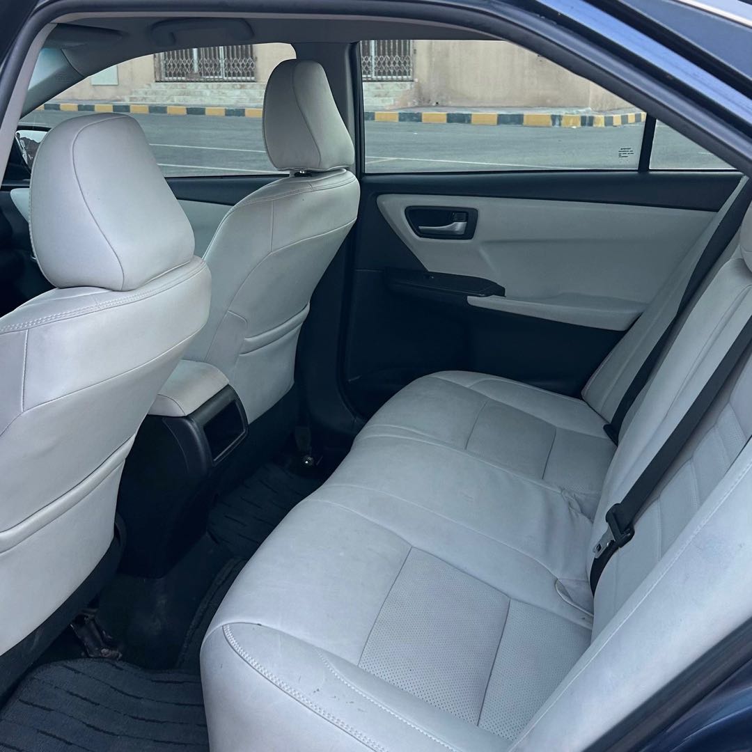 Car Image 2015 TOYOTA CAMRY LE