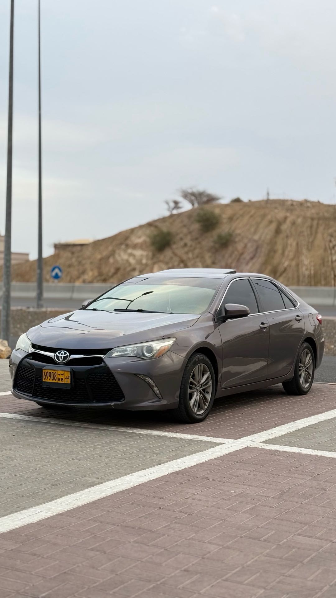 Car Image 2015 TOYOTA CAMRY SE