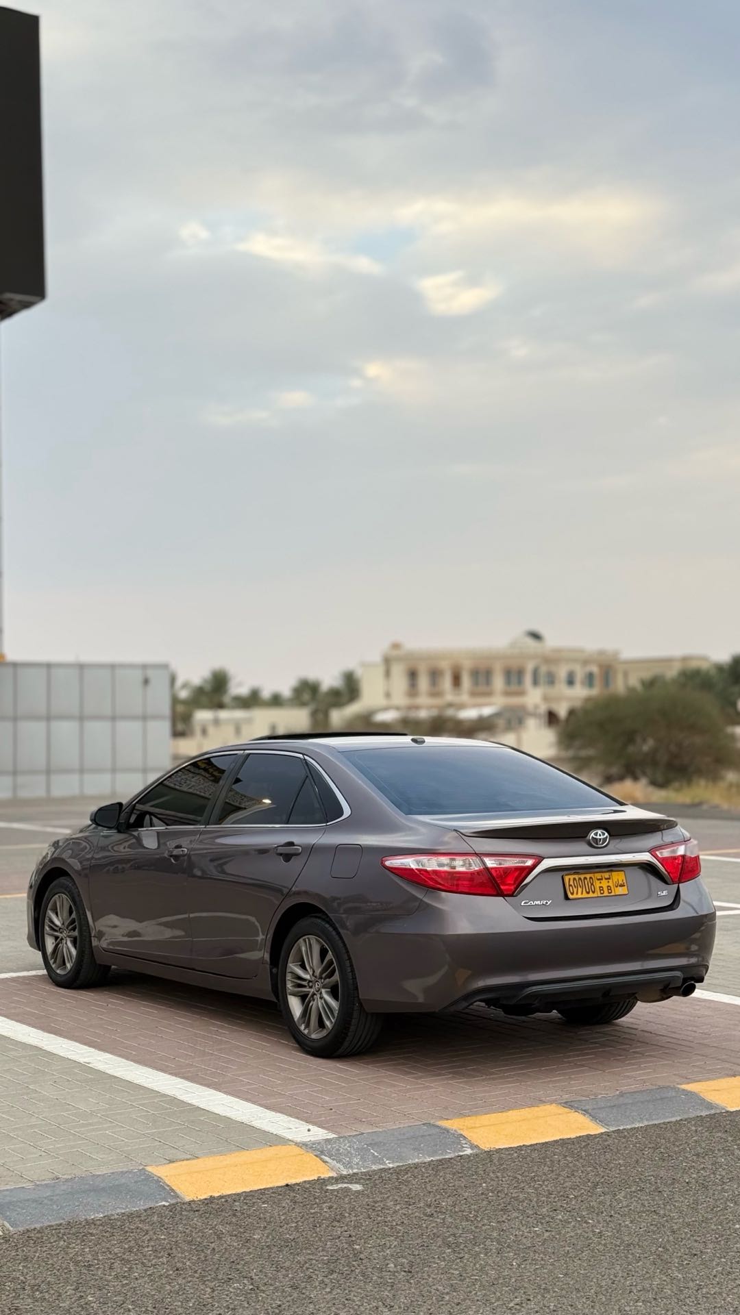 Car Image 2015 TOYOTA CAMRY SE