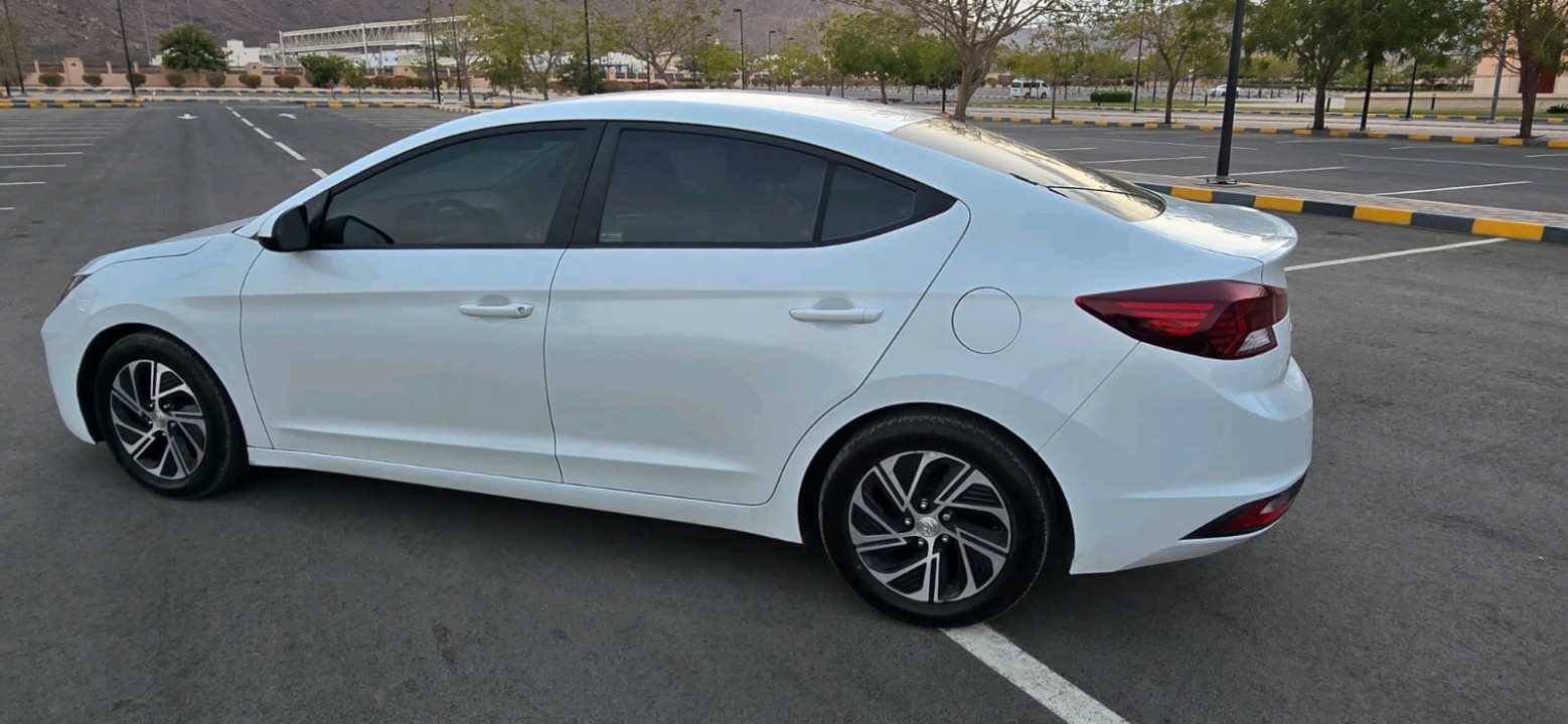 Car Image 2019 HYUNDAI ELANTRA SE