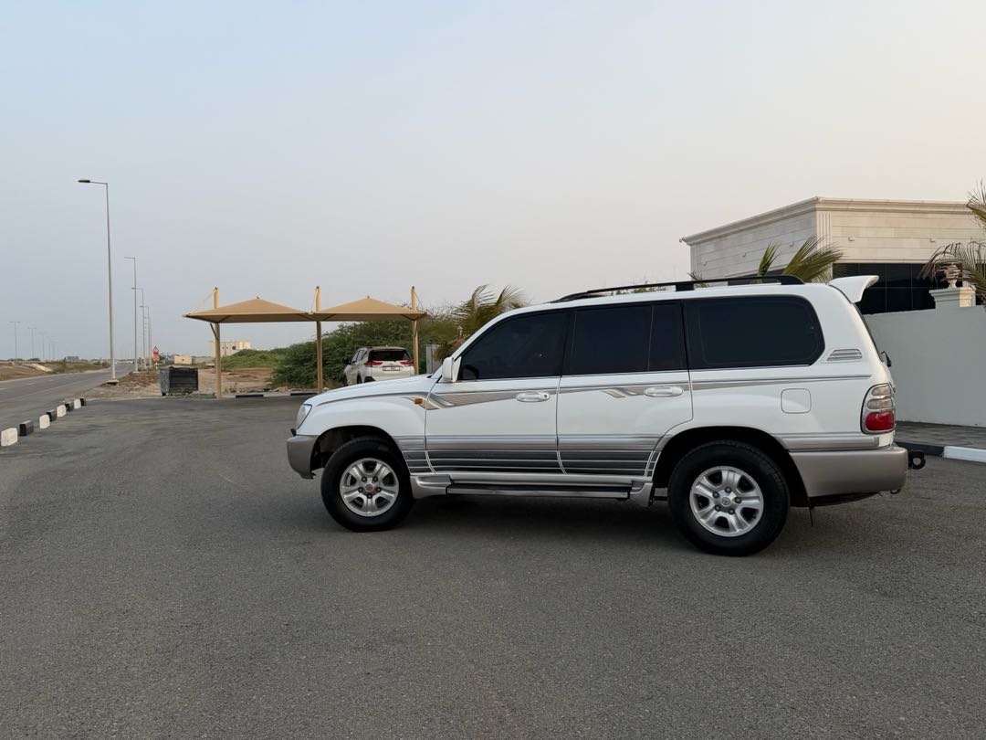 Car Image 2004 TOYOTA LAND CRUISER VX.R