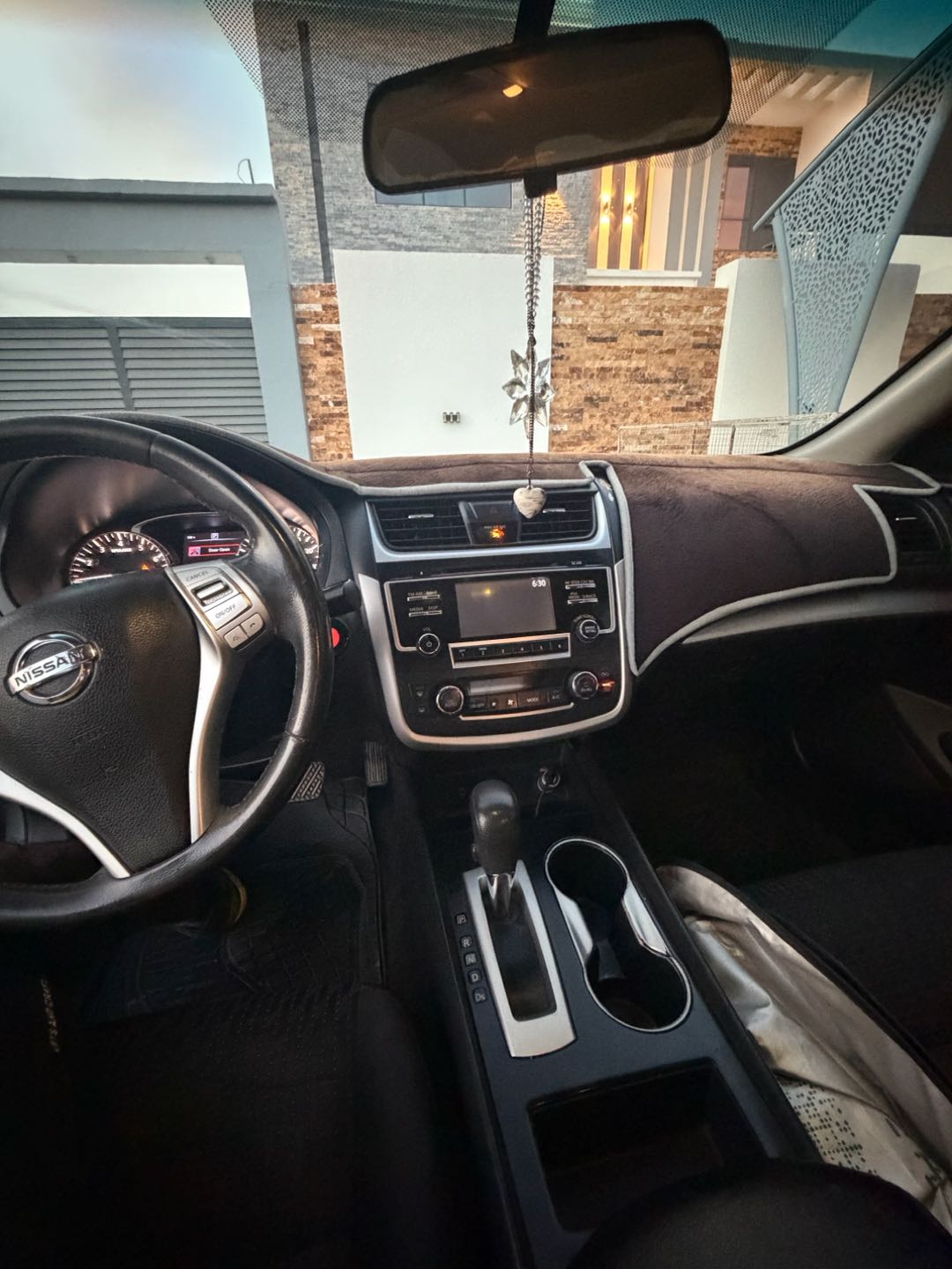 Car Image 2017 NISSAN ALTIMA SV