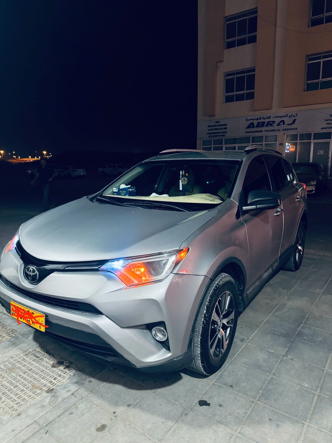 Car Image 2018 TOYOTA RAV4 LE