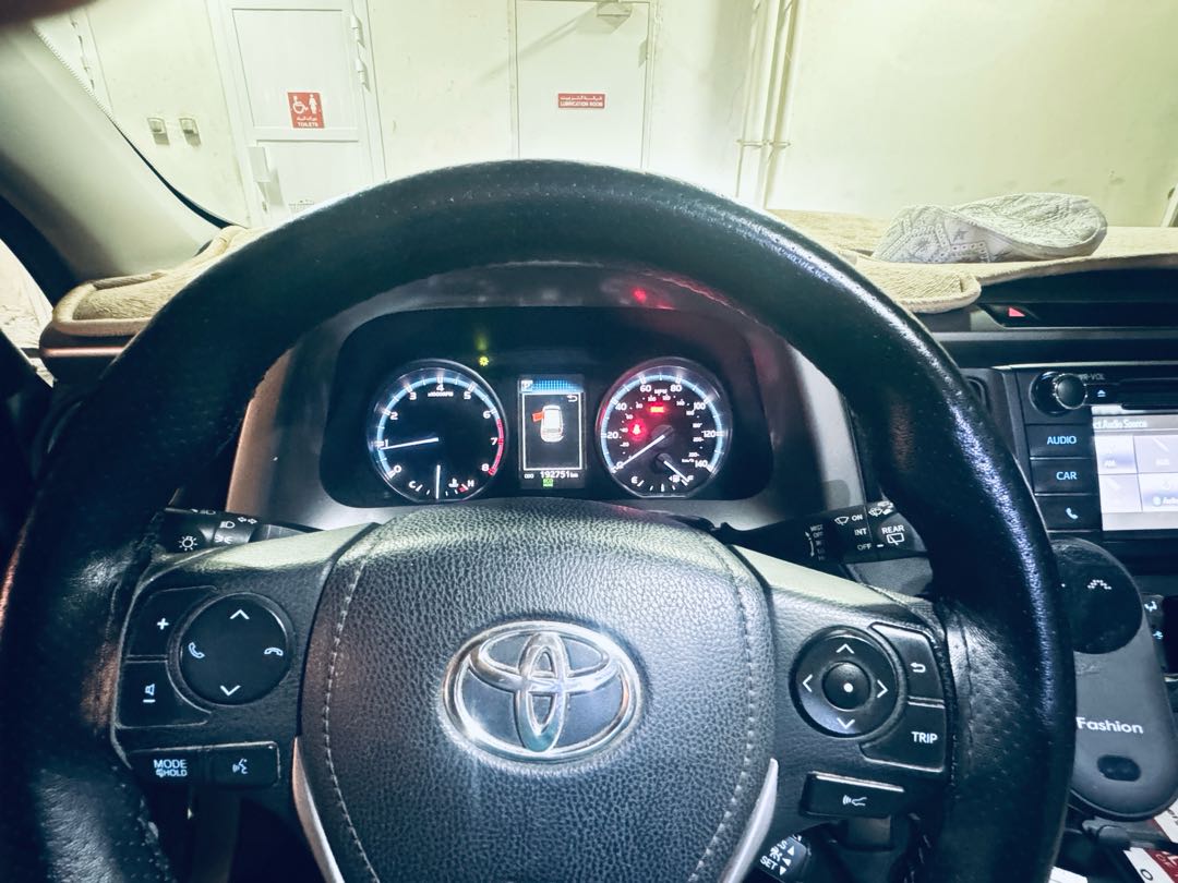 Car Image 2018 TOYOTA RAV4 LE