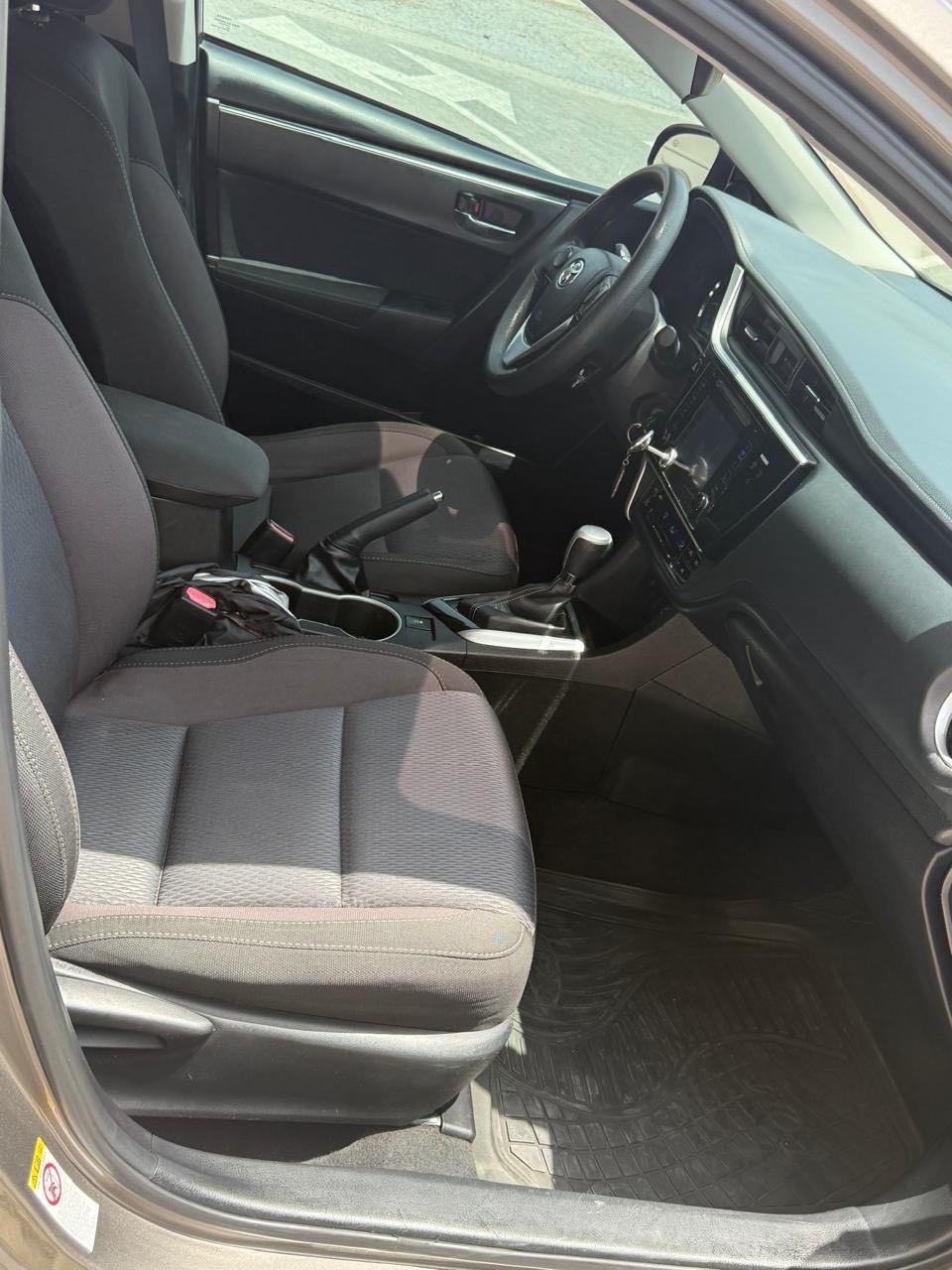 Car Image 2017 TOYOTA COROLLA LE