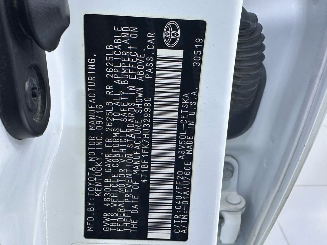 Car Image 2017 TOYOTA CAMRY SE
