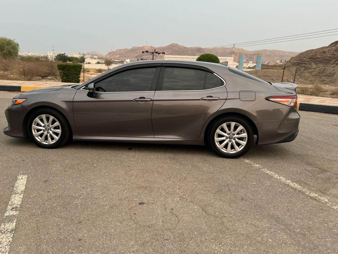 Car Image 2018 TOYOTA CAMRY LE
