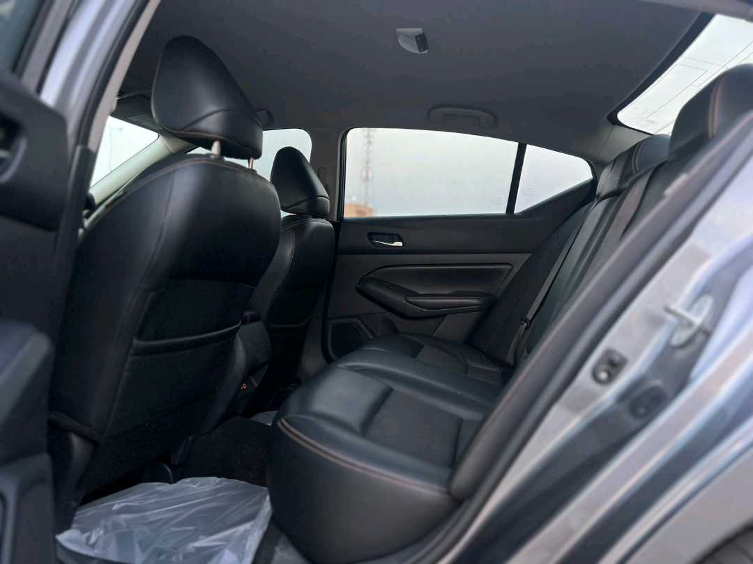 Car Image 2019 NISSAN ALTIMA SR