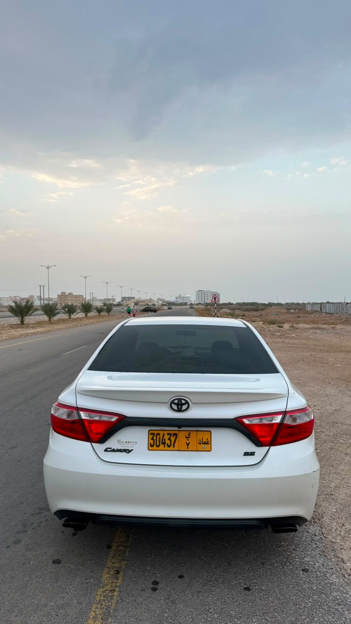 Car Image 2016 TOYOTA CAMRY SE