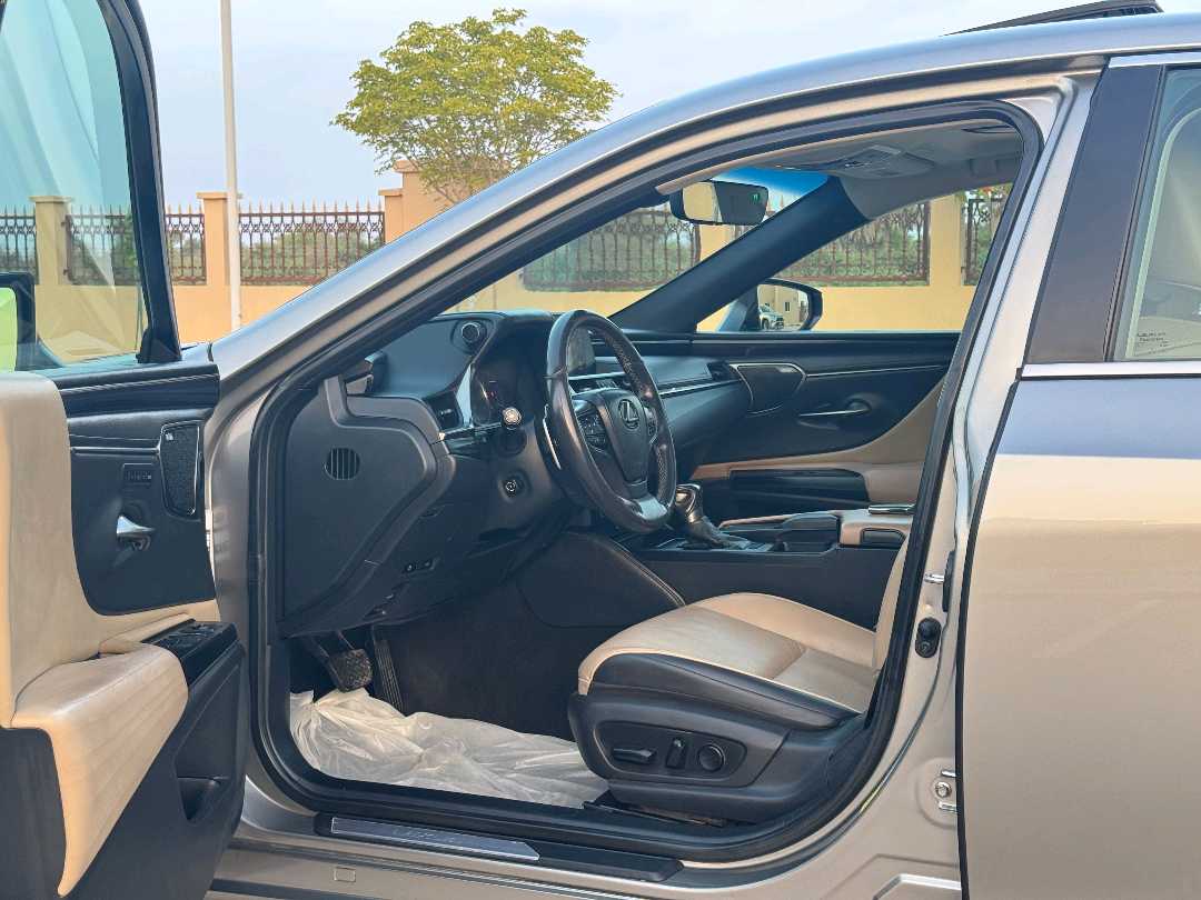 Car Image 2019 LEXUS ES 350