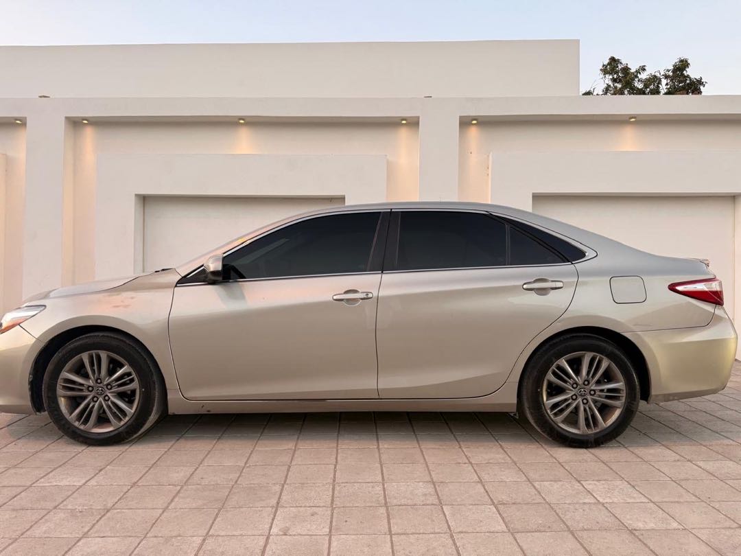 Car Image 2015 TOYOTA CAMRY SE