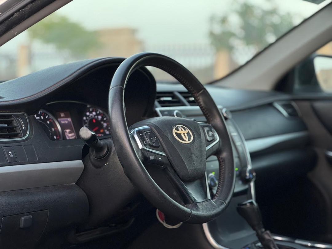 Car Image 2017 TOYOTA CAMRY SE