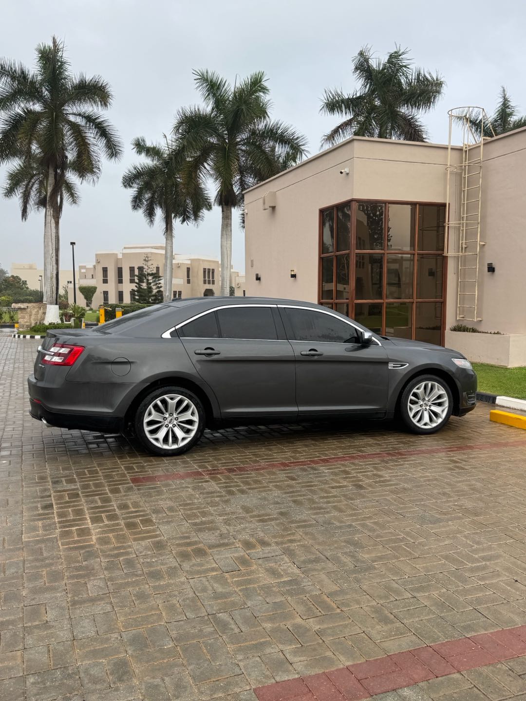 Car Image 2018 FORD TAURUS 