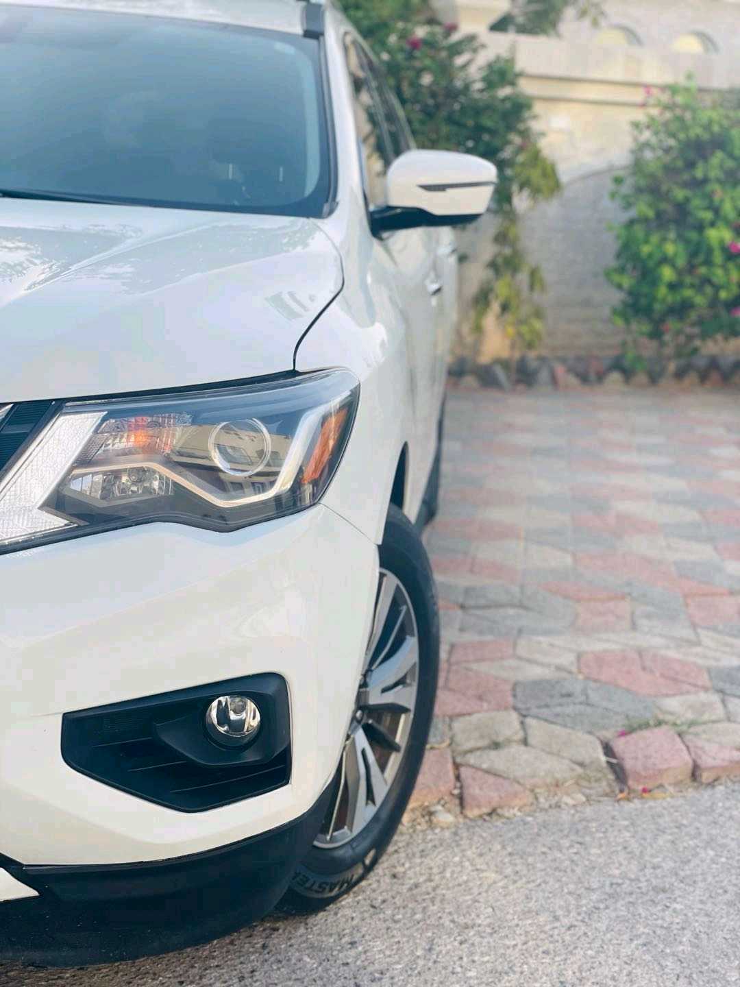 Car Image 2017 NISSAN PATHFINDER SV