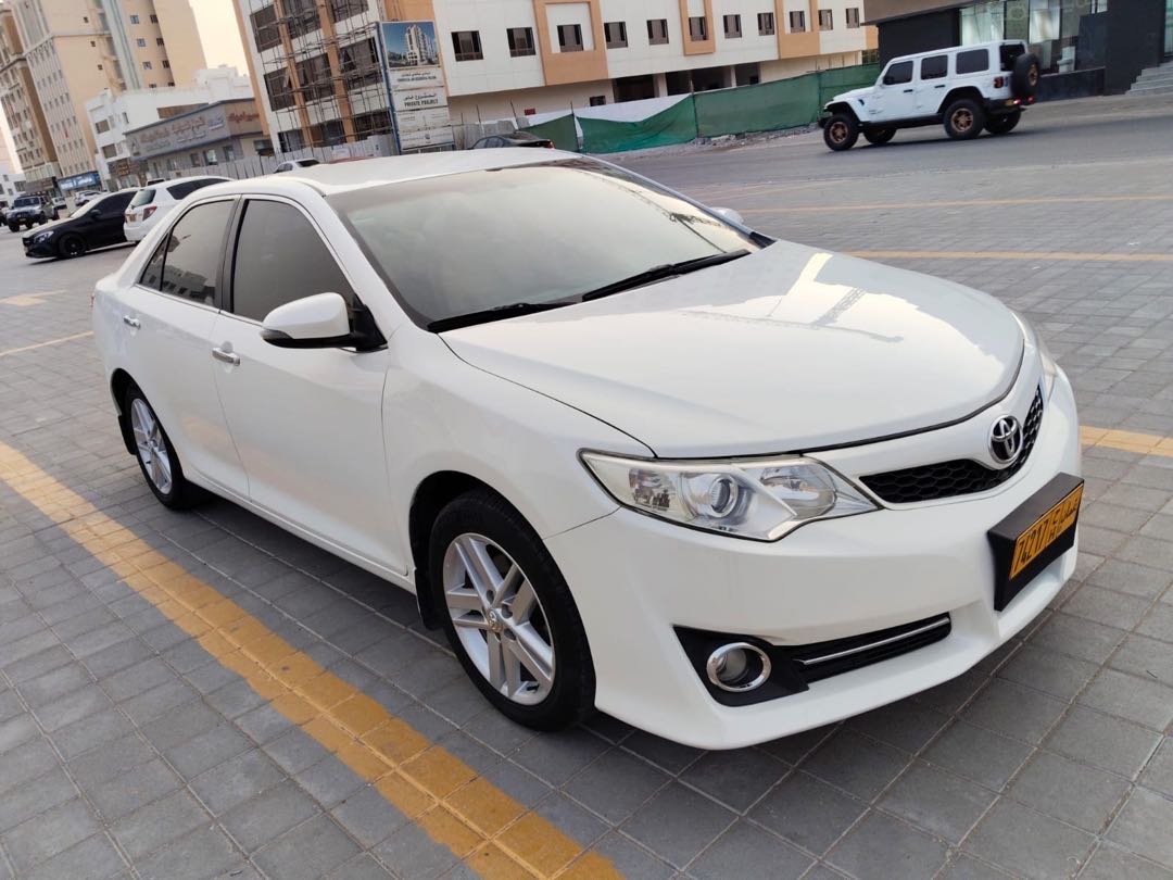 Car Image 2014 TOYOTA CAMRY LE