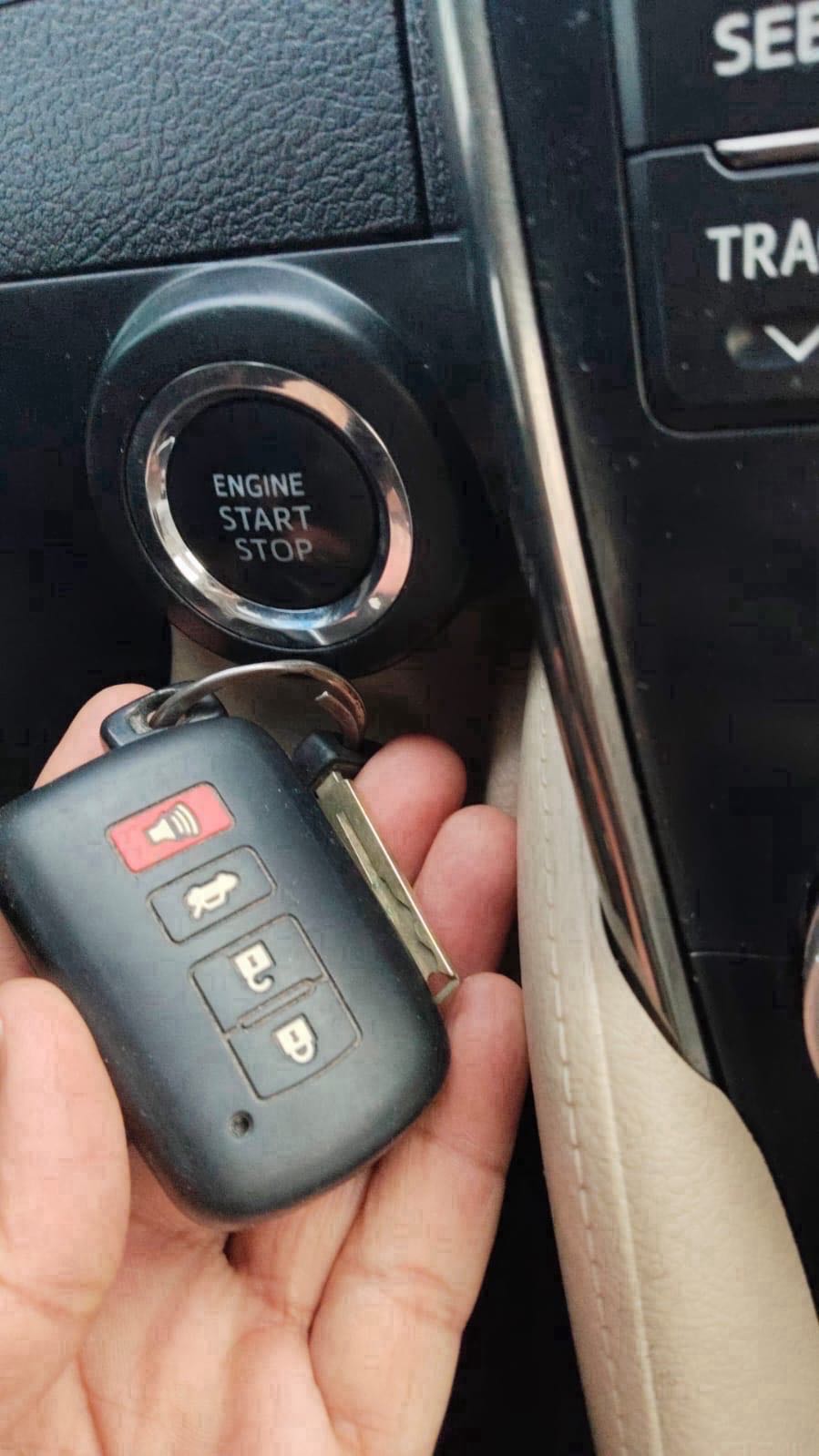 Car Image 2014 TOYOTA CAMRY LE
