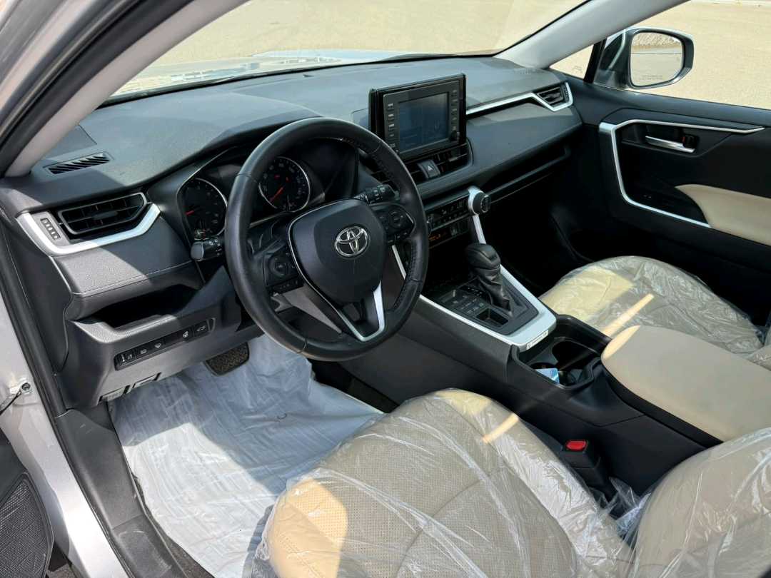 Car Image 2019 TOYOTA RAV4 XLE