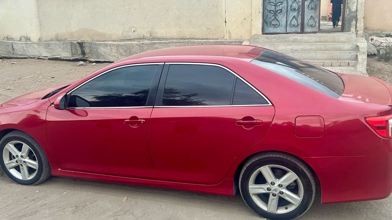 Car Image 2012 TOYOTA CAMRY SE