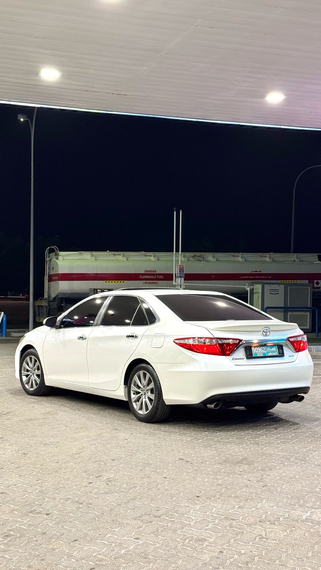 Car Image 2017 TOYOTA CAMRY XLE