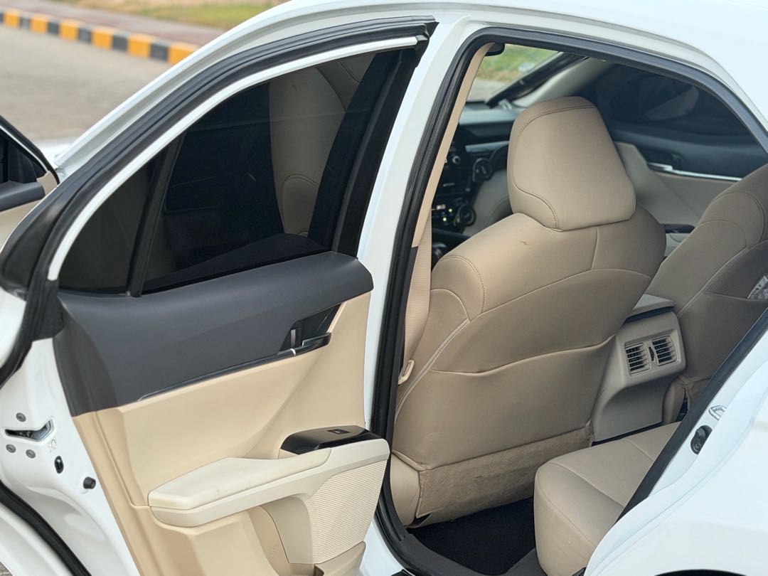Car Image 2019 TOYOTA CAMRY GLE