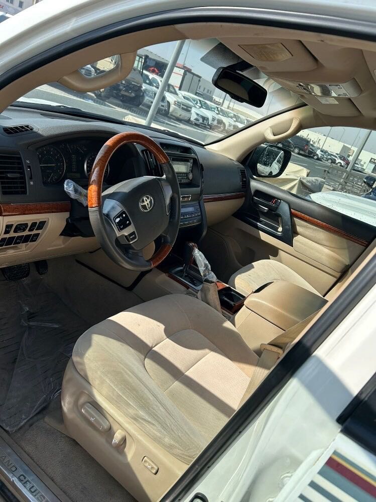 Car Image 2015 TOYOTA LAND CRUISER GX.R